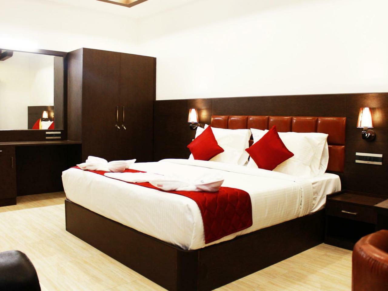 Staylite Suites Chennai Exterior photo